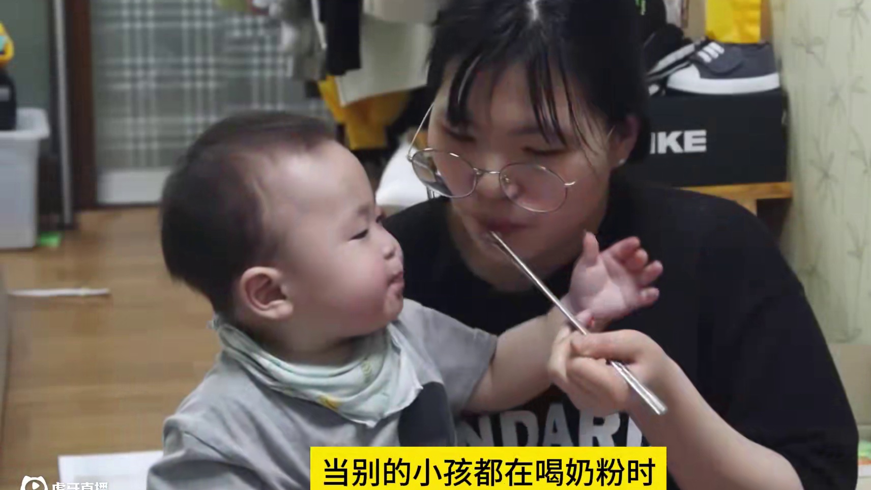 宝宝刚学会走路就和父母一起吃烤肉