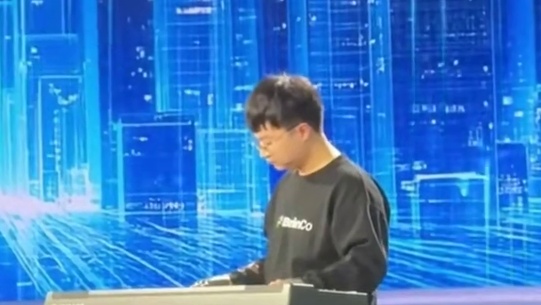 #断臂小伙用智能仿生手弹奏大鱼 在2025中国网络媒体论坛“人机共创·2025 AI赋能正能量创作大