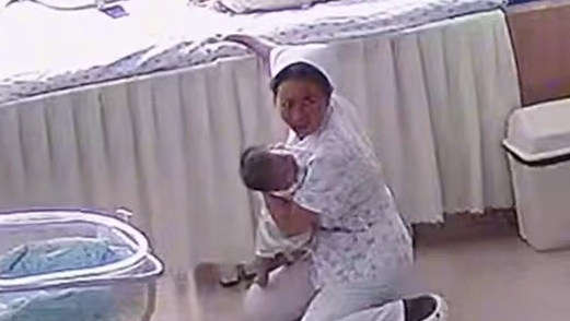 #地震来临护士跪地用身体护住婴儿 此次缅甸强震，云南瑞丽震感强烈。地震发生时，在瑞丽一月子中心，正抱