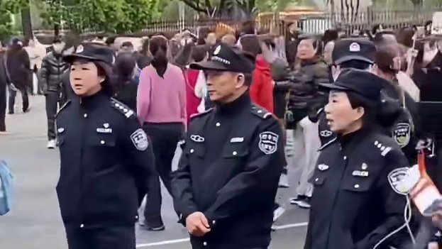 这次湖北演唱会由刀哥亲自摇人，不同凡响啊！场内两万人左右场外二十万来人，感谢湖北帽子叔叔临时又增加两