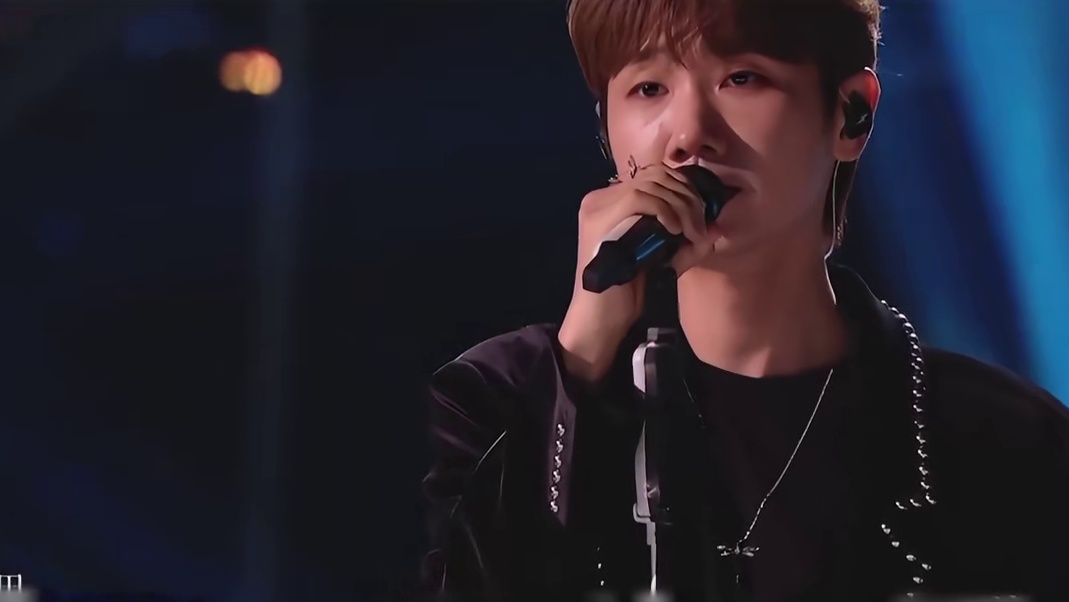 看到汪苏泷三次拒绝回答宋丹丹，才明白他为何在歌手里如此破碎