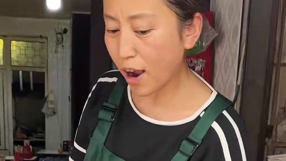 东北街头盒饭12块6个菜，满满当当一大盒巨扎实