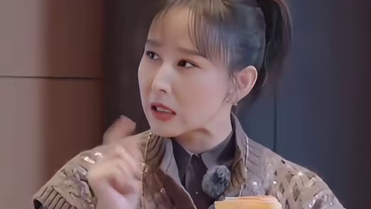 李承铉是个贴心的女婿，想着给岳母整条围巾