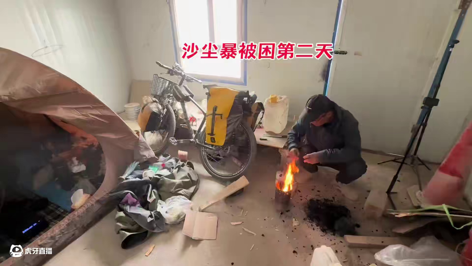 骑行新疆，连续刮了二天二夜沙尘暴，被困铁皮屋气温骤降生火取暖 #骑行 #户外 #沙尘暴 #记录真实生
