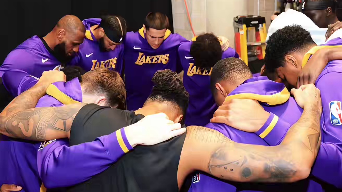 詹姆斯8记三分球带领球队拿下本赛季最后一场常规赛，回顾本赛季詹姆斯的表现，你会怎样评价他