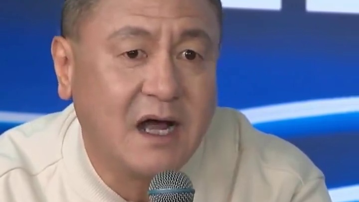 传奇永不落幕 热血永远在线！#米卢为fc冠军赠帽 #米卢  #中国足球