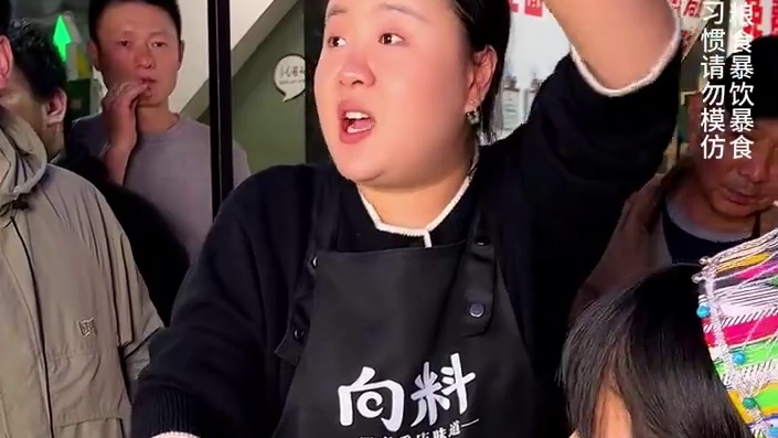 新疆妹子太厉害了，跨越2000多公里来挑战，据说能吃下一头羊！#妈呀太香了 #重庆美食 #嘎嘎好吃 