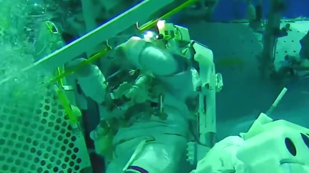 航天员的魔鬼训练，身穿120公斤装备水下作业，一次长达6小时 #科普 #航天 #宇航员训练 #涨知识