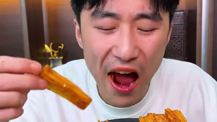 这是我们湖南的藤椒手撕豆皮，真的好吃，麻麻辣辣的#好吃到停不下来 #辣条 #麻辣