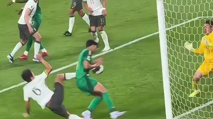 还好他伸手了，不然踢到人就是点球