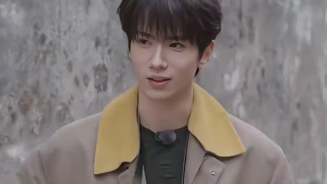 姐姐说余承恩小时候被叫花子吓掉手里的早餐，于是又回家要钱再买