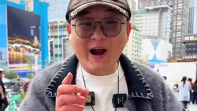 春熙路除了IFS可以看熊猫，这里吃火锅也可以看熊猫狗，还有满满春意的院子，太惬意了#成都火锅推荐 #