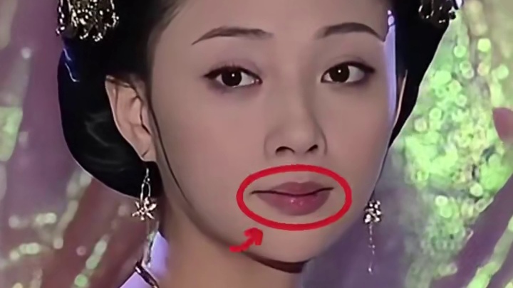 一张高清照曝光，才知为何殷桃嘴唇总是破一块，真相让人哭笑不得#娱乐评论大赏 #内容启发搜索 #殷桃 