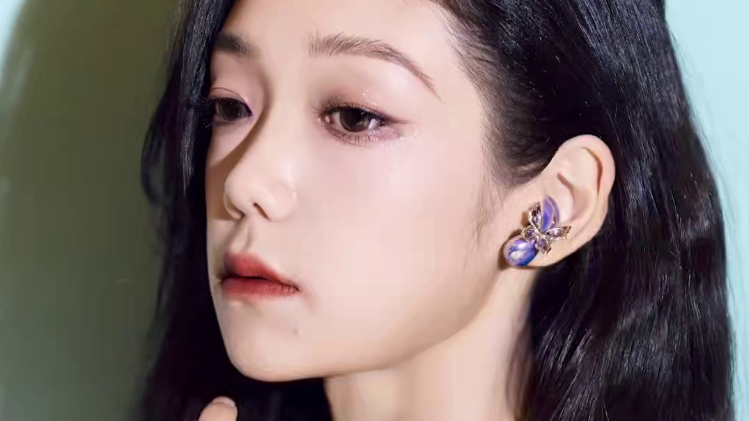 不愧是歌手边走红毯边听歌真的不要太松弛#我的耳边秀场  #耳机 #希林娜依高