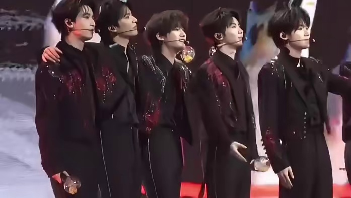 时团的波浪式鞠躬永不缺席