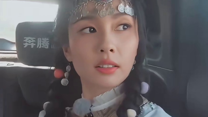 赵露思给白鹿拍照像极了我和我的冤种姐妹