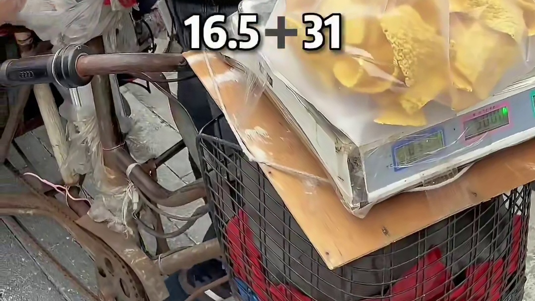 花47在上海街边买小零食！！谁知道这些小零食都叫什么名吗？