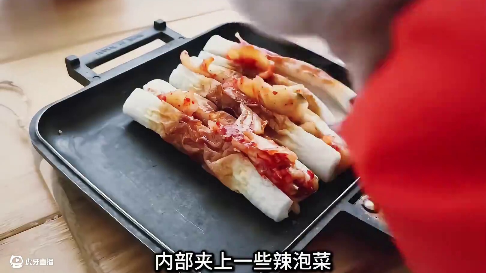 第2集：驾驶自制的房车，遇到暴风雪天气，在户外享受惬意的生活