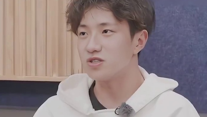 或许是因为见到了妈妈的不容易，所以才会比别的小孩更懂事一点吧