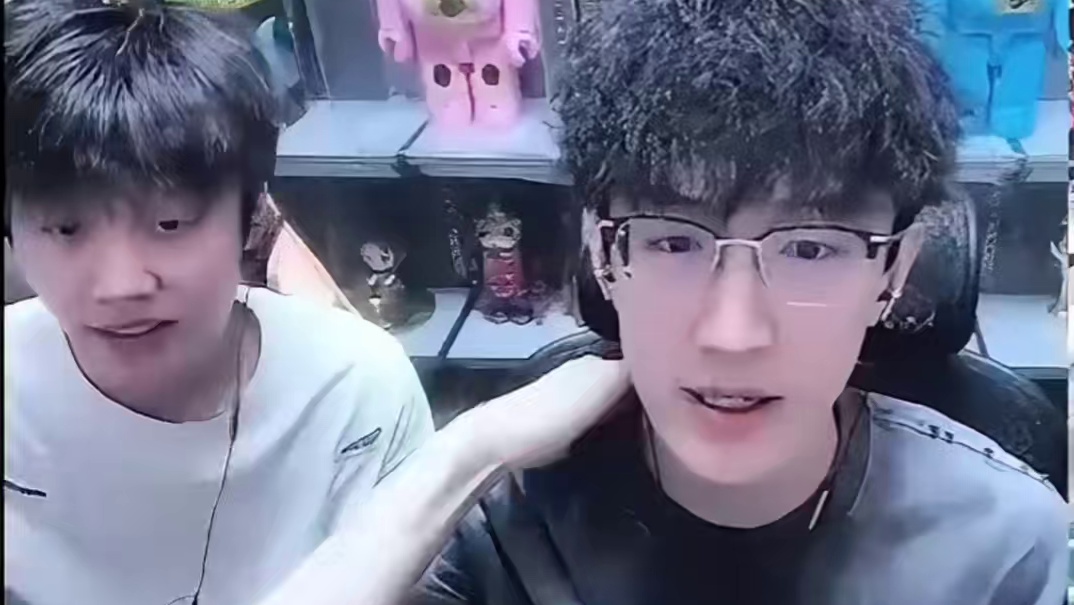 官方这是要自己好好培养专业解说啊