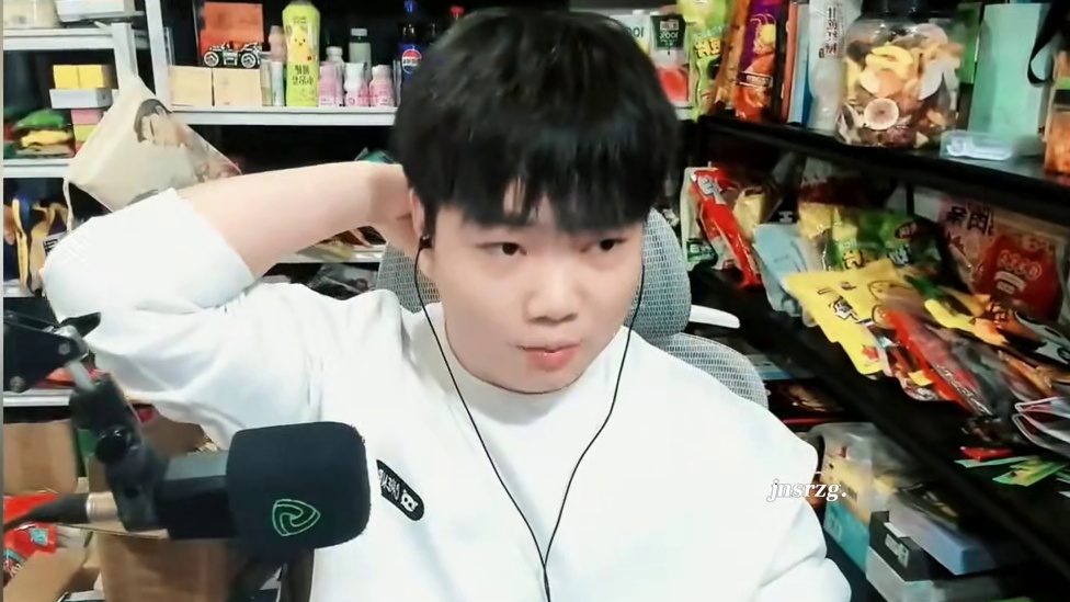 #陈伯全能王 #qq飞车 曹易谈自己在老猪直播间决赛圈话多带来的节奏 并表示自己问题很大 不会离开耀