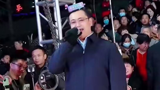 #嗨翻全场 #演出现场嗨翻全场 #演出现场视频 
作品来自刘皮特直播间马健涛《人间疾苦》