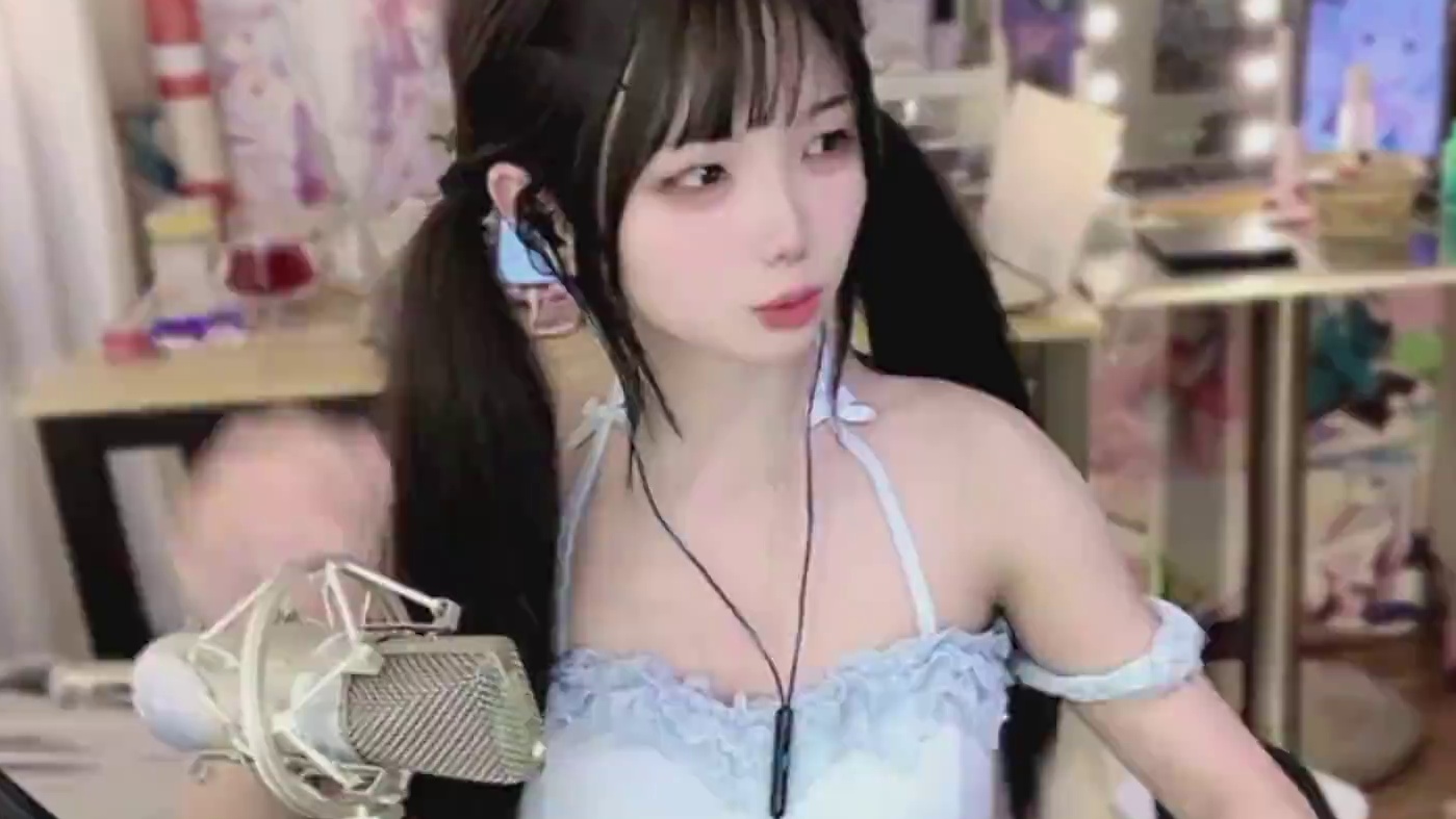 背上有东西？ #电竞少女 #甜妹 #女独狼