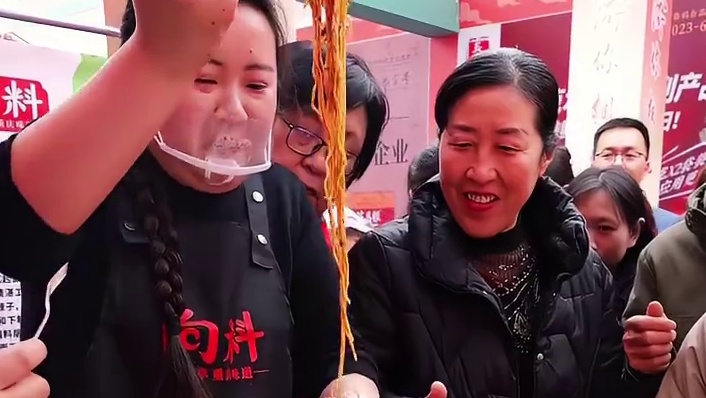 新品凉面终于来了，4月4号下午2点重庆观音桥步行街试吃不见不散！#妈呀太香了 #嘎嘎好吃 #重庆美食