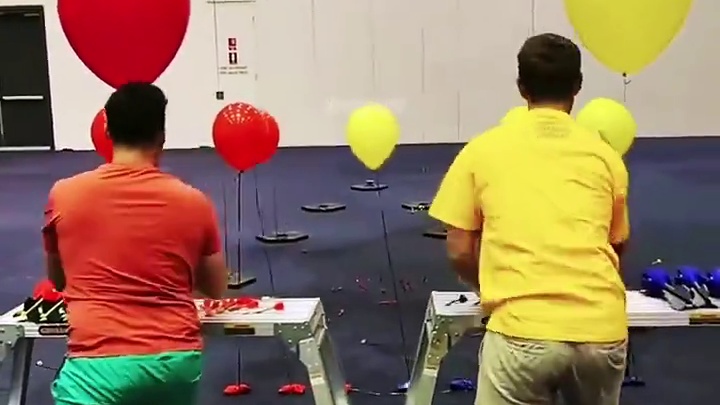 用飞镖去扎破气球，真是一关比一关牛 #搞笑配音 #搞笑视频 #搞笑解说 #搞笑瞬间 #搞笑
