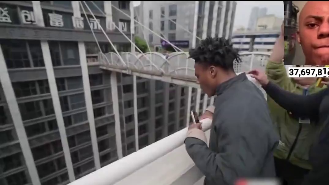 甲亢中国行 重庆遭遇老人碰瓷#ishowspeed #甲亢中国行 #老外 #碰瓷