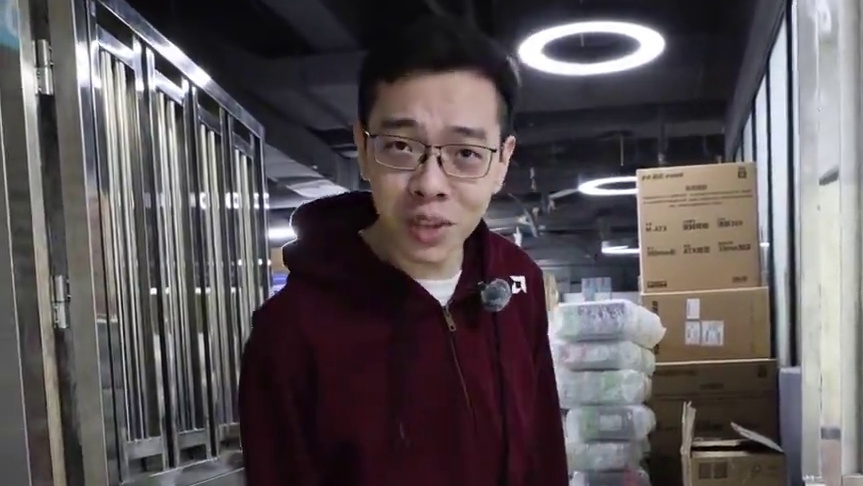 看看LOL第一园区长芜湖神的新电脑！ #青蛙辅助