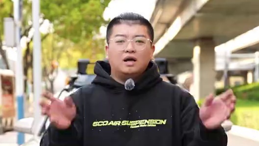 打破边界，探索未知。4月4日至4月6日，蔚来ET5T个性越野改装车亮相新粮仓KUKUPARK，给你带