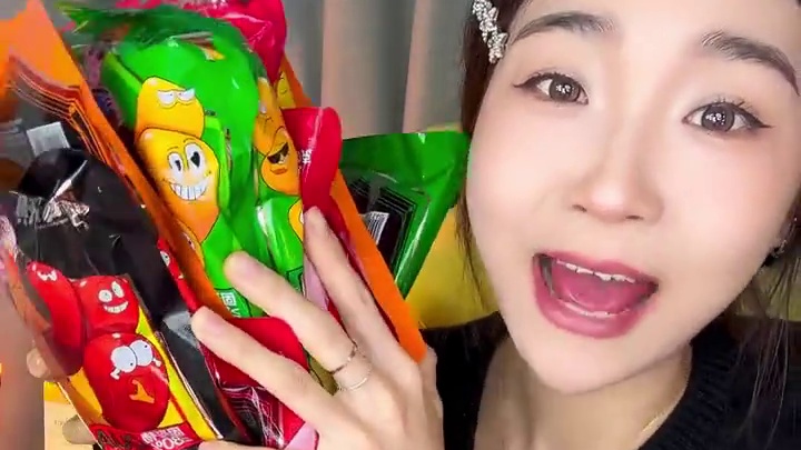 一口爆汁的豆腐！找卧底里面有一包爆辣哦！每一口都有爆汁感！！！真的很好吃！#爆浆 #梅山古镇爆汁豆腐