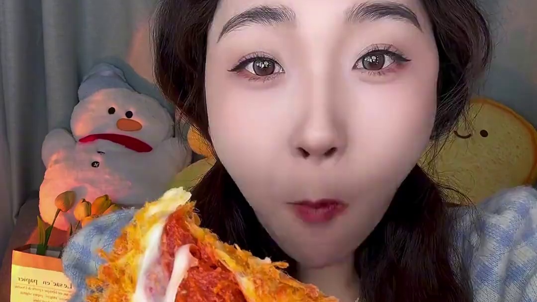 吃一个拉丝肉松团子～～再来三个蛋糕卷卷！#甜品 #肉松团子 #谁不爱这一口糯叽叽呢