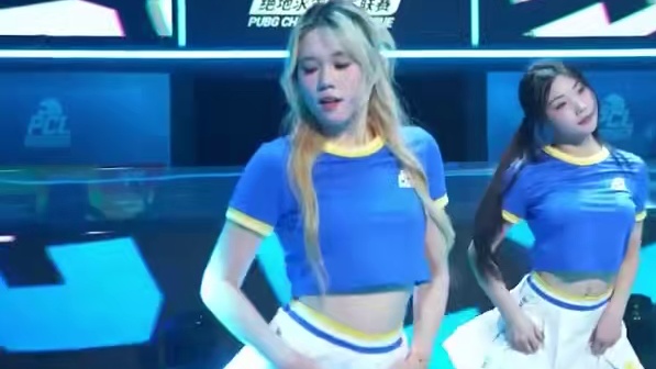 太赞了,双马尾MM场间舞蹈秀 #吃鸡舞蹈秀 #职业选手 #17战队 #绝地求生 #PUBG
