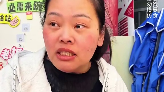 专程从杨家坪来的粉丝姐姐挑战5两米线，称每次刷到我们视频都流口水！#妈呀太香了 #米线 #泡椒米线