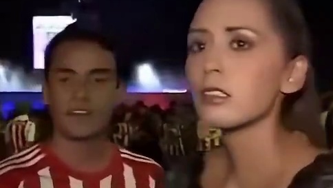 球迷靠近女主持发生身体接触，女主持认为受到性侵发起反击#足球  