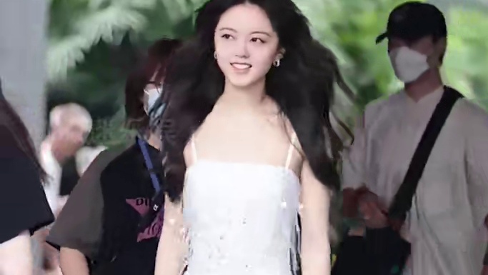 为何女星总是那么白？看到赵今麦真实肤色，才知沈梦辰全身涂粉的无奈#赵今麦 #沈梦辰 #娱乐评论大赏 