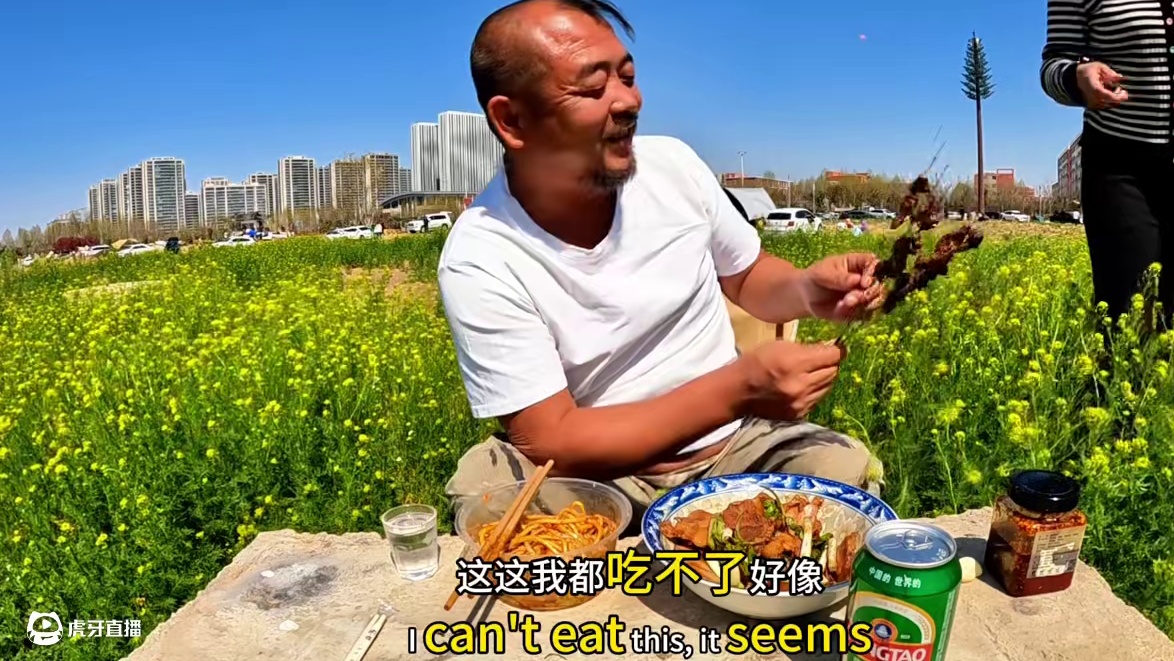 沙和尚的生活绚丽多彩，晚餐有美女陪着，舒服啊#穷游 #露营美食