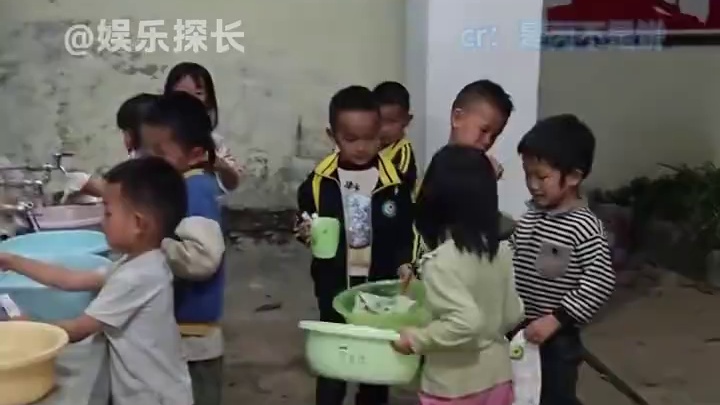 原来以前小小的老子这么苦啊#幼儿园 #独立 #社会百态 #小孩哥 #寄宿制幼儿园