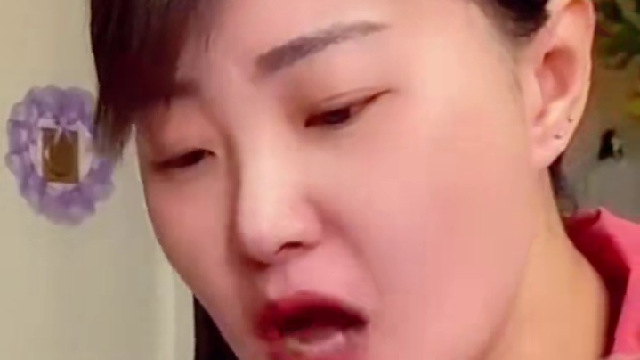 姐夫给海燕吃的黑面饭，自己吃的炒肉盖饭，还把大块肉藏碗底#妈呀太香了 #好吃到停不