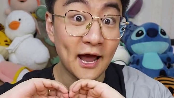 红油三文鱼加肥牛贡菜螺蛳粉加辣酱炸鸡加酸奶慕斯