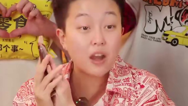 冷热两吃辣卤鸭头，姐妹们追剧饿了啃着舒坦#妈呀太香了 #解馋 #吃货 #吃货日常 #无辣不欢