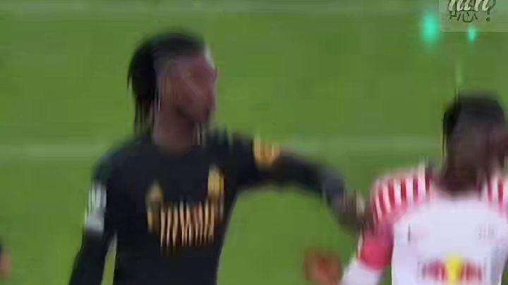 球员受伤举手求暂停遭拒！对手趁机反击得分#足球