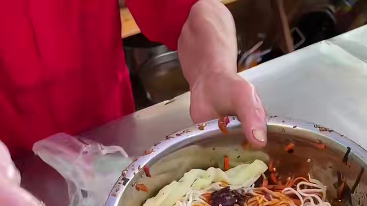 成都街头，份量多到拿盆装的凉面心动