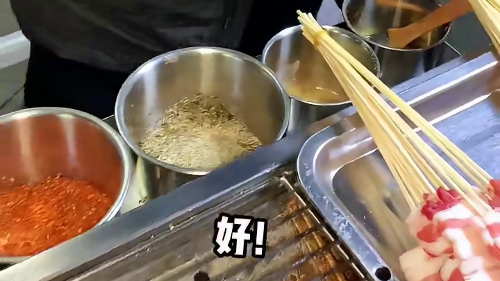 街头偶遇在单车上烤的串串，味道吊打烧烤店