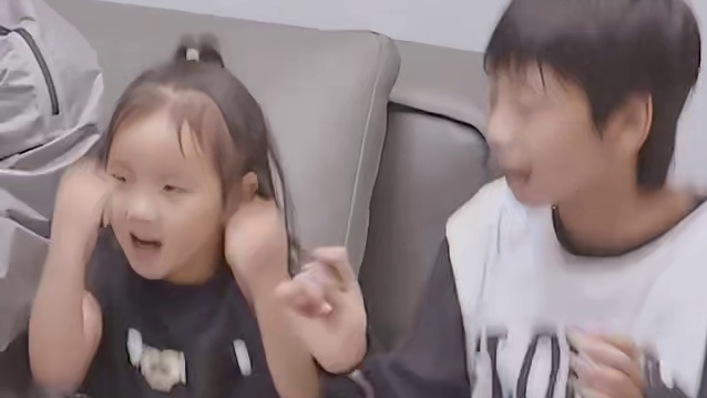 在哥哥毫无保留的爱里长大的允儿，童年一定是超级幸福的