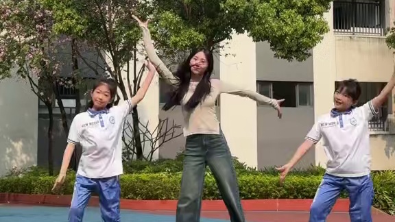 Kiss kiss shy shy~
#傣族舞 #师生共舞