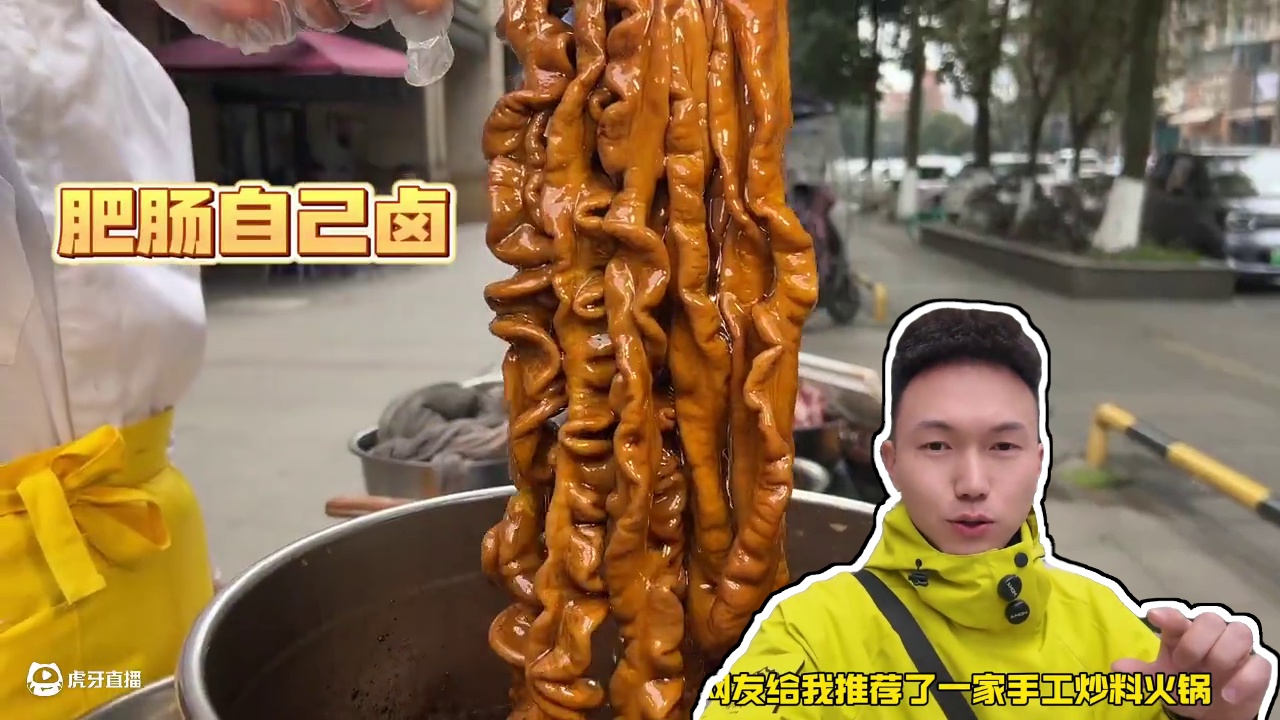 都江堰真的是一个神奇的地方！一家火锅店居然可以做到这种地，¥9.9抵100,草莓随便吃！草莓爱好者福