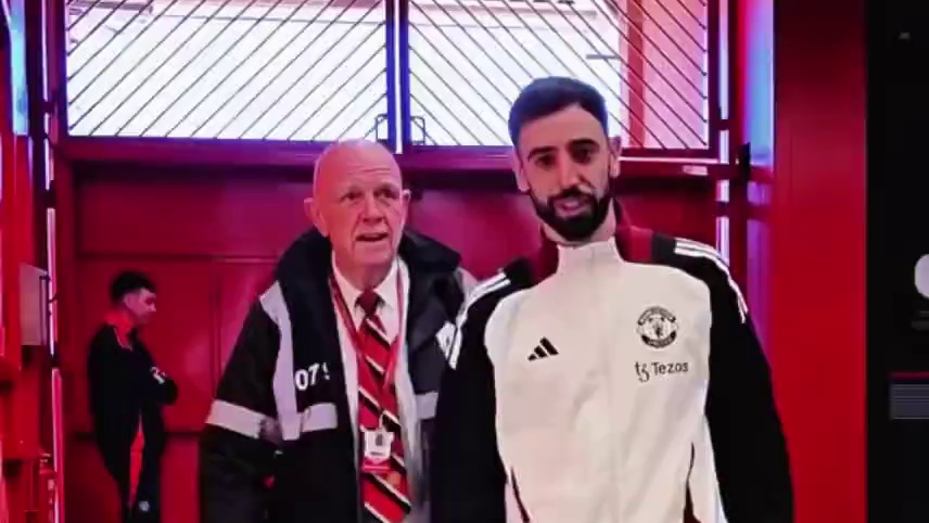 曼联球员抵达球场，队员喜笑颜开迎战曼城